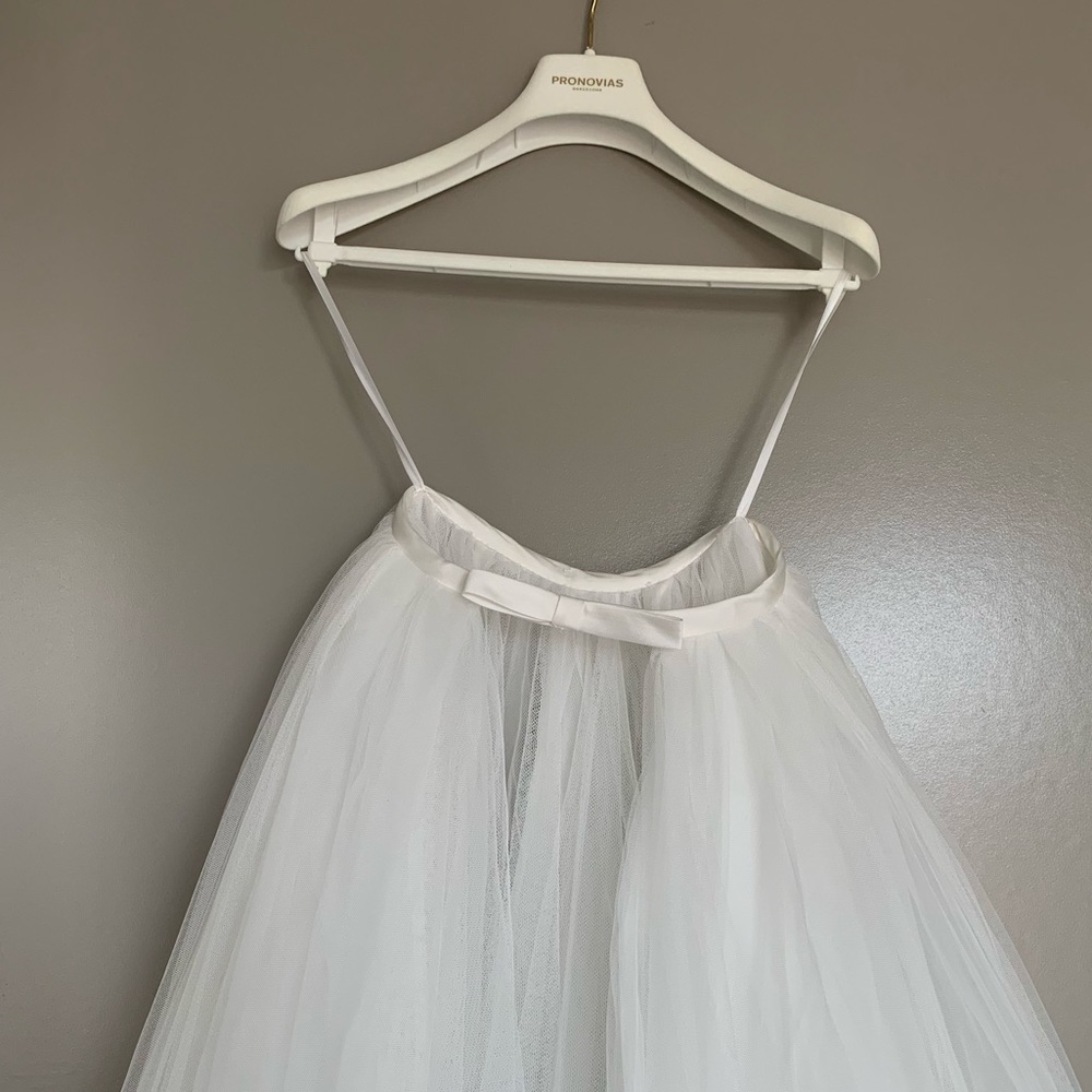 Pronovias wedding gown with overskirt - Picture 6 of 8